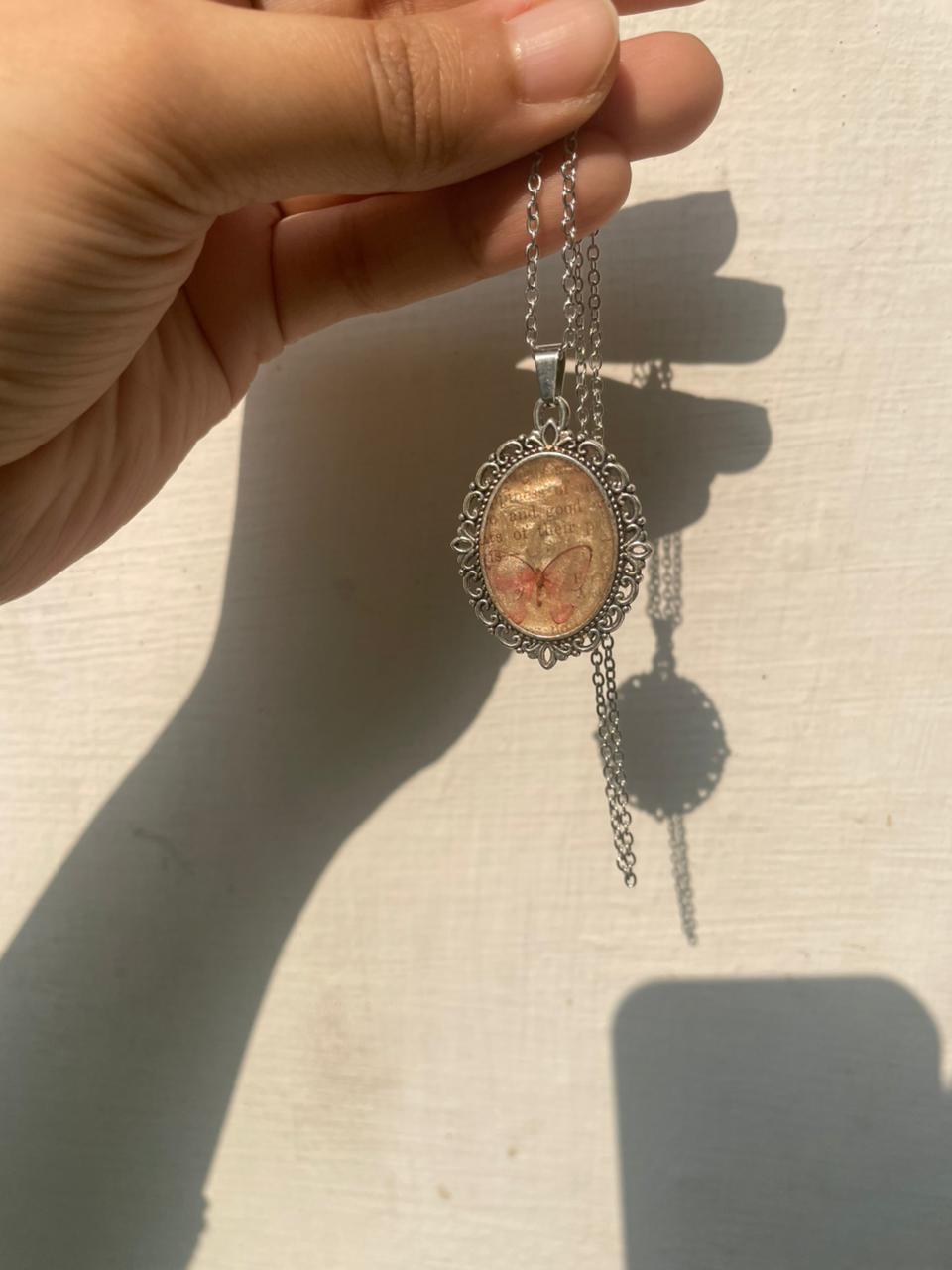 Fleur Vintage Resin Pendant